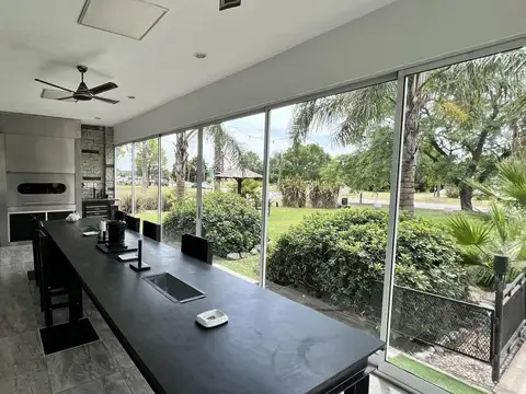 Casa en Alquiler en Puerto Roldan, USD 2.800