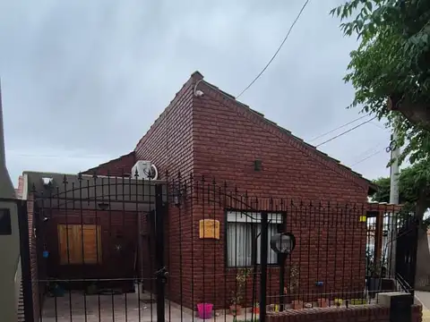 Casa en venta tres dorm. patio, quincho y cochera