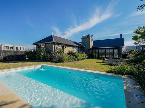 Casa en Venta en el Canton con Pileta lote interno