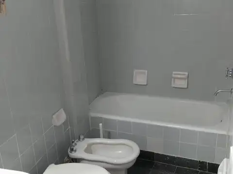 ALQ 2 AMB en barrio Norte, baño comp, agua caliente indiv, exc ubicación