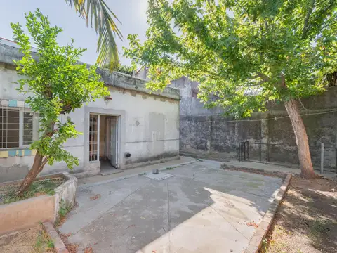 Casa en venta de 3 ambientes en Villa Ballester con cochera para dos autos, lavadero, patio y jardin