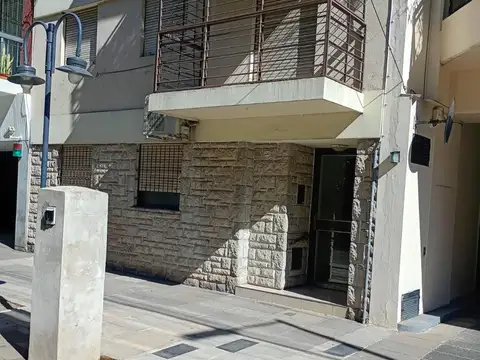 2 ambientes en 1º piso por escalera, cocina abierta!