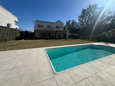 Casa en Alquiler Temporal con 3 cocheras