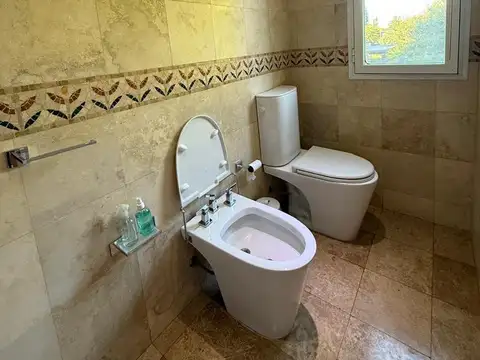 Casa 5 ambientes con 3 baños