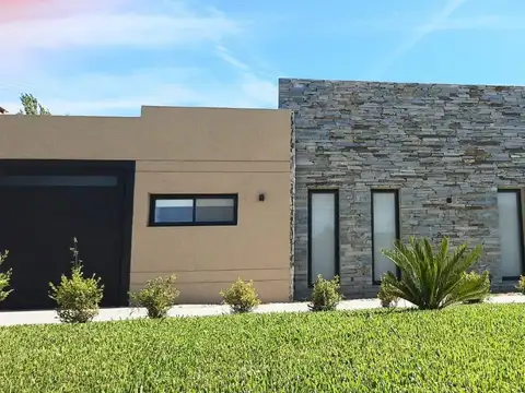 Casa en Venta con 2 cocheras