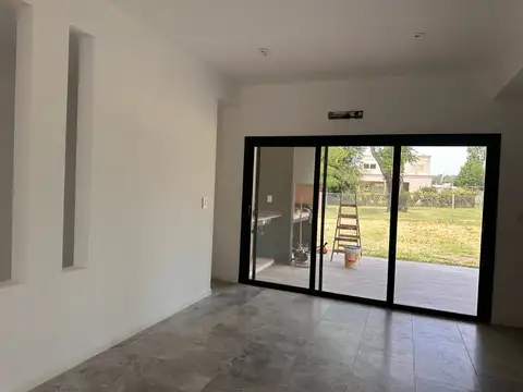 Casa en Venta con 3 cocheras