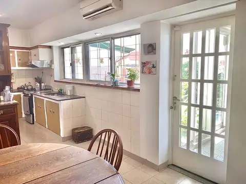 Casa 4 ambientes con 2 baños