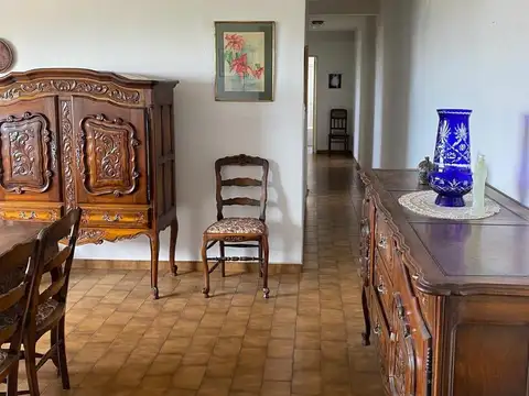 EXCELENTES 4 AMBIENTES CON COCHERA CUBIERTA