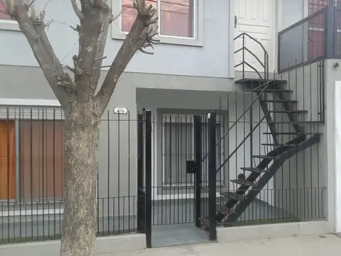 CASA EN ALQUILER  "UN DORMITORIO"  JARDIN, COCHERA,  PARRILLA,