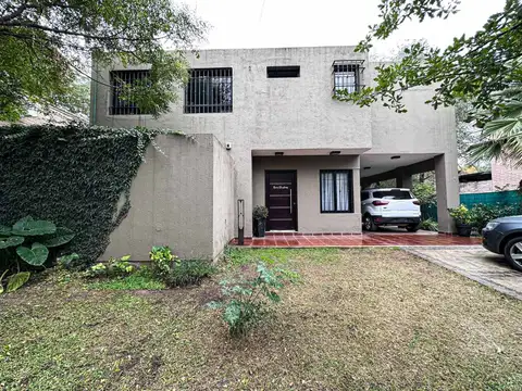 Casa 8 ambientes con 2 baños