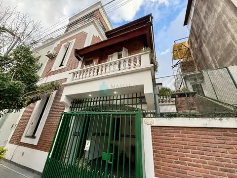 Casa 5 ambientes sobre lote propio con garage, patio, playroom y terraza, Liniers.