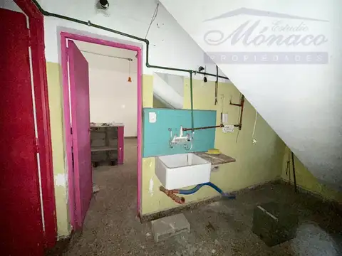 Local a la calle con Oficina. Sin expensas