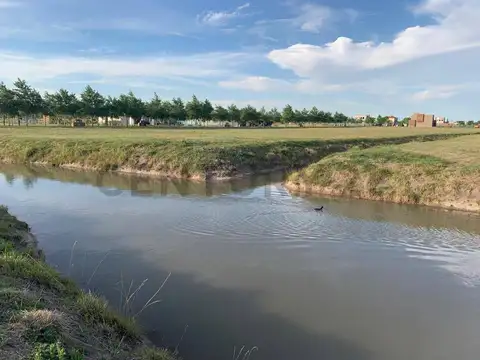 LOTE PREMIUM CON VISTA AL CANAL EN HARAS DEL SUR III - LAS ARAUCARIAS. Acepta permuta por vehículo.