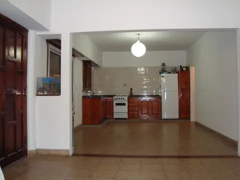 Galpón sobre lote de 8.66 x 31 apto todo destino