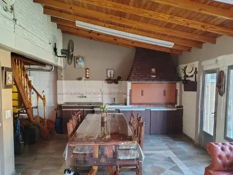 Casa en Venta con 3 cocheras