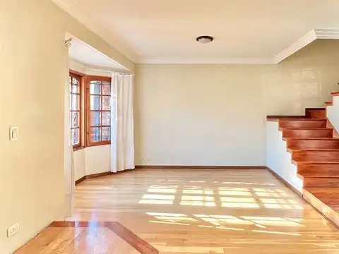 Casa en Venta con 3 cocheras