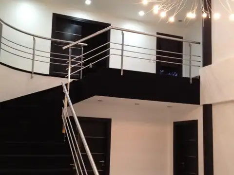 Casa 8 ambientes con 7 baños