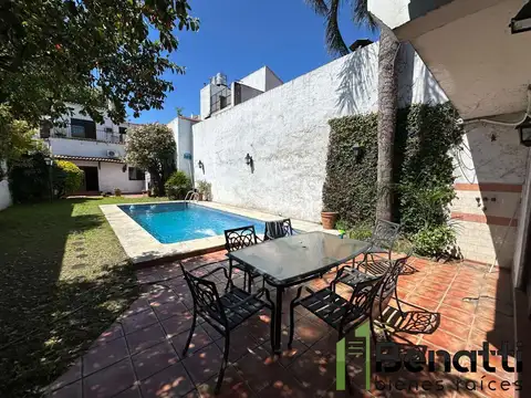 CASA 6 AMB. S/ DOS LOTES. VIVIENDA MULTIFAMILIAR CON PILETA