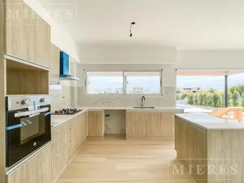 Casa 6 ambientes con 3 baños