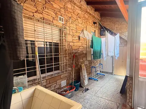 Casa en Alquiler con 3 cocheras