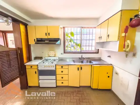 Casa 5 ambientes con 3 baños