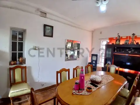 Oportunidad venta Casa con jardín y cochera en Castelar