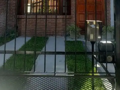 Casa  en Venta ubicado en Castelar, Morón, G.B.A. Zona Oeste - AMA0138_LP545207_8