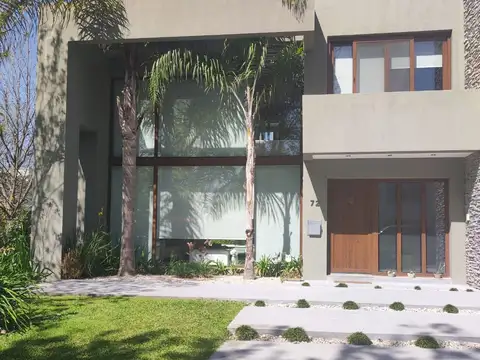 Casa en venta en Abril con fondo al espacio verde