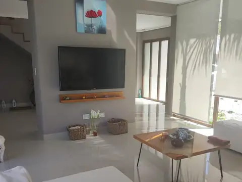 Casa en Venta en Abril Club De Campo, USD 1.200.000