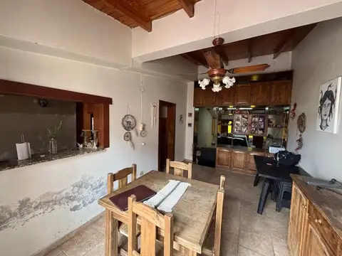 Casa 8 ambientes con 2 baños