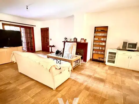 Casa 8 ambientes con 4 baños