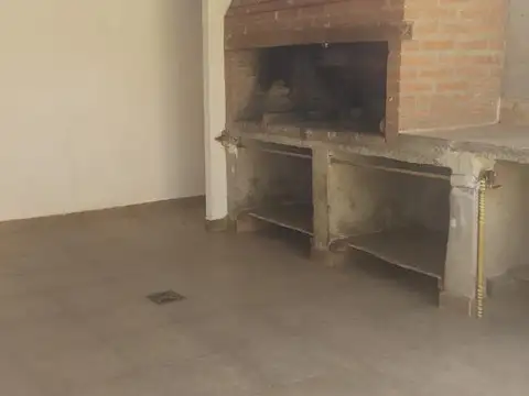 Casa 5 ambientes con 1 baño