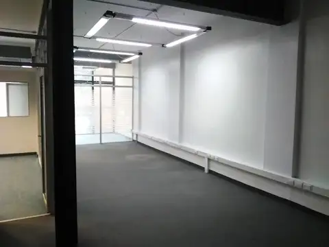 Oficina 5 ambientes con 2 baños