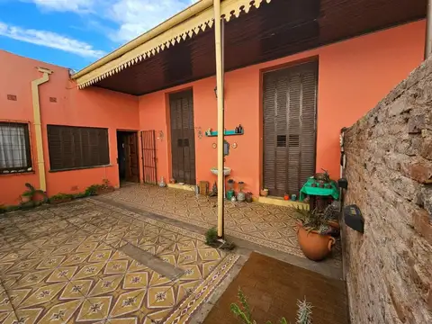 Venta casa 4 ambientes en Bernal Oeste