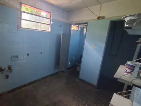 GALPON CON ENTREPISO - OFICINAS - COCINA - FONDO LIBRE