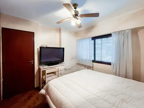 Casa 8 ambientes con 2 baños