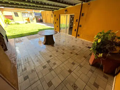 Depto Tipo Casa en Alquiler con 1 cocheras