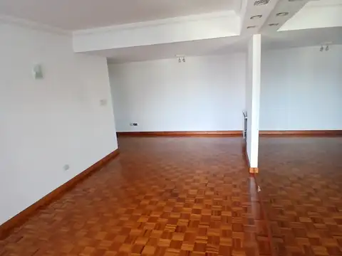 3 Ambientes con balcón. Excelente estado!