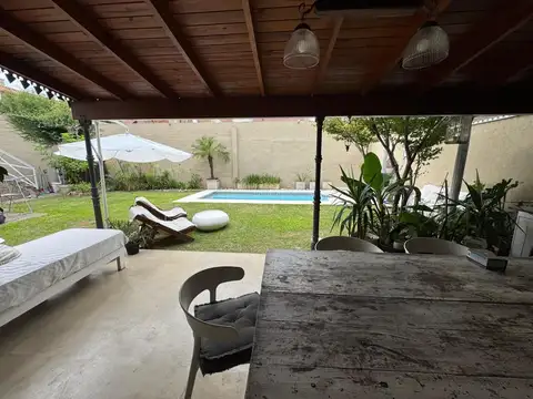 ALQUILO AMOBLADA, CASA DE CATEGORÍA URCA, 3 DORM, PISCINA