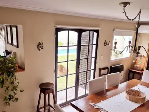 ALQUILO AMOBLADA, CASA DE CATEGORÍA URCA, 3 DORM, PISCINA