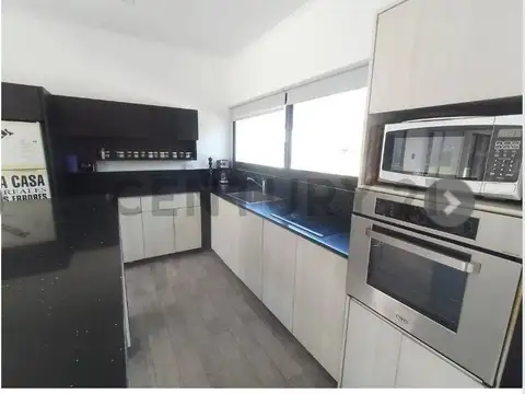 Casa en Alquiler con 2 cocheras