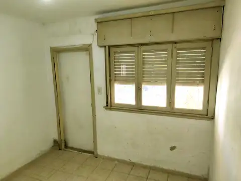 CASA DE 3 AMBIENTES CON PATIO. PRES. JUAN DOMINGO PERÓN 2428 QUILMES OESTE.