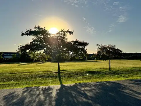 Terreno / Lote en venta de 947m2 con fondo a Verde. Altos de Campo Grande. Pilar