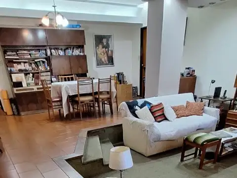 VILLA REAL. TINOGASTA AL 5900 CASA 4   S/LOTE 8.66 X 24 3 BAÑOS.