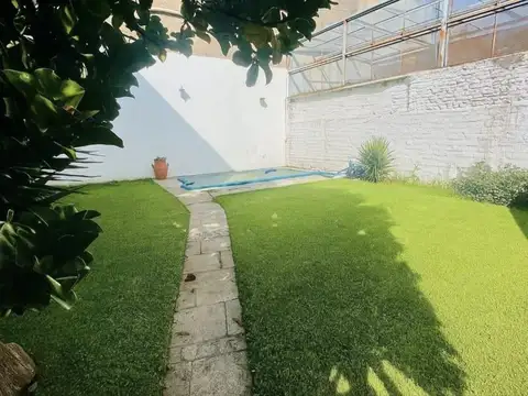 Venta Dpto PH 4 ambientes en Pompeya con pileta, jardín y terraza