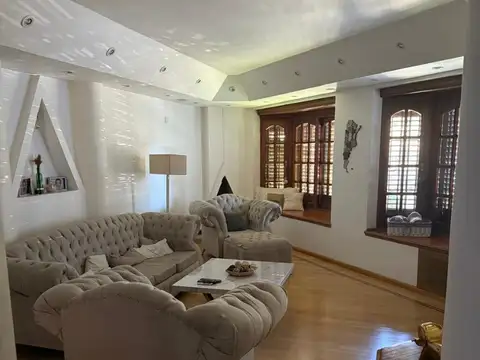 Casa 5 ambientes con 4 baños