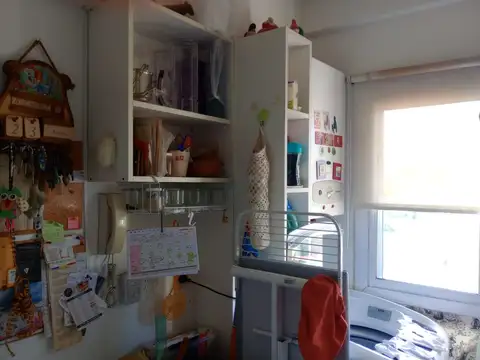 UN AMBIENTE AL FRENTE CON BALCON , IMPECABLE , SUPER LUMINOSO