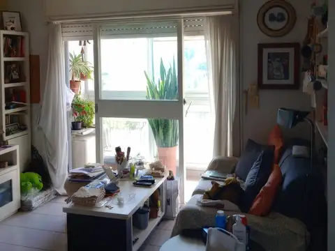 UN AMBIENTE AL FRENTE CON BALCON , IMPECABLE , SUPER LUMINOSO