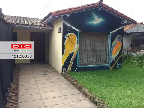 Casa 3 ambientes en 2 plantas sobre lote de 10 x 31- Villa Adelina