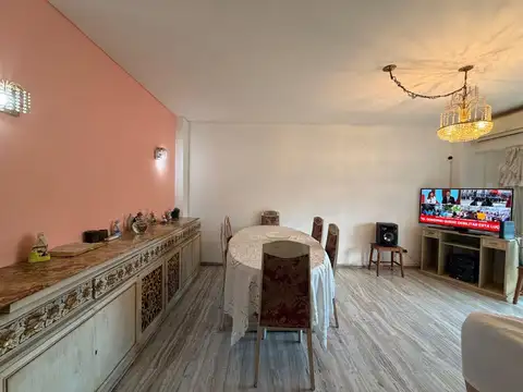 Cuatro ambientes con balcón al frente en venta en Paternal